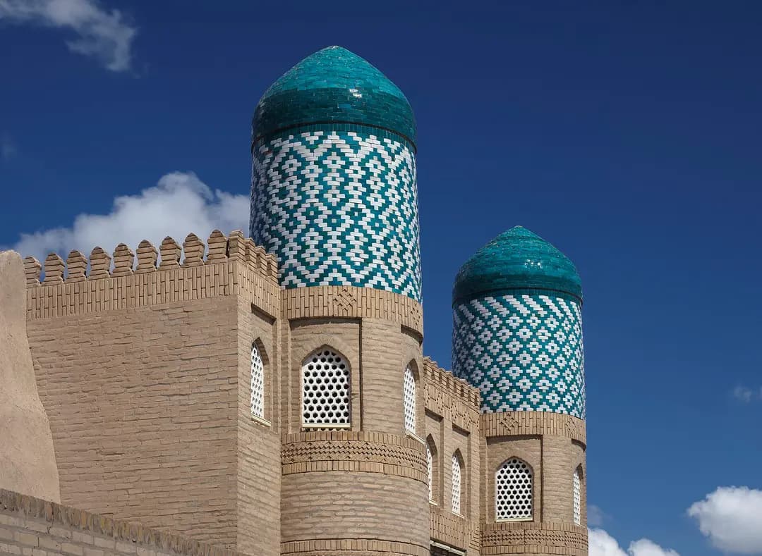 Xivada qayerda to'xtash kerak: Ichan Qal'a ichida yoki devor ortida